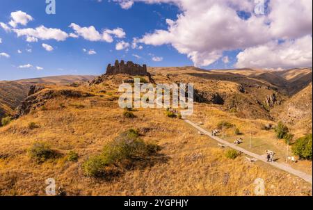 Vista aerea dell'antica fortezza distrutta di Amberd e della chiesa di Vahramashen sul monte Aragats nelle giornate di sole. Popolare attrazione turistica e storica Foto Stock