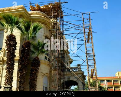 Cairo, Egitto, ottobre 28 2024: Impalcature sul sito di costruzione per miglioramenti e miglioramenti del Palazzo Zafaran, una roya egiziana Foto Stock