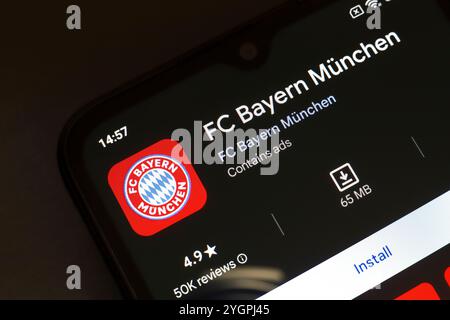 8 novembre 2024, Brasile. In questa immagine, il logo dell'app FC Bayern München viene visualizzato sullo schermo di uno smartphone Foto Stock