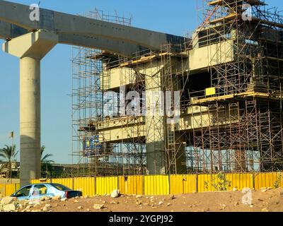 Giza, Egitto, ottobre 25 2024: Stazione della monorotaia di Giza in costruzione da appaltatori arabi con le colonne e i binari nel 26 luglio dell'asse Foto Stock