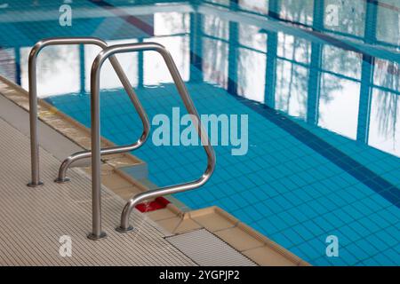 Moderna piscina coperta con elegante ringhiera e acqua cristallina Foto Stock