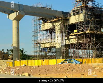 Giza, Egitto, ottobre 25 2024: Stazione della monorotaia di Giza in costruzione da appaltatori arabi con le colonne e i binari nel 26 luglio dell'asse Foto Stock