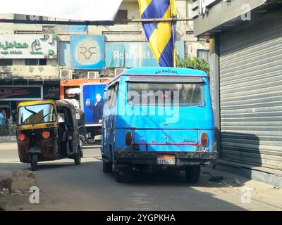 Cairo, Egitto, ottobre 28 2024: Il Cairo trasporta veicoli per passeggeri, minibus, microbus o minibus, un veicolo a motore che trasporta passeggeri Foto Stock