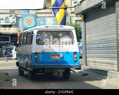 Cairo, Egitto, ottobre 28 2024: Il Cairo trasporta veicoli per passeggeri, minibus, microbus o minibus, un veicolo a motore che trasporta passeggeri Foto Stock