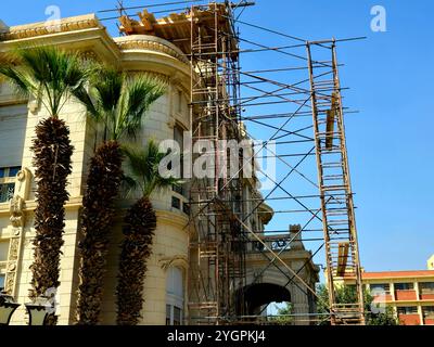 Cairo, Egitto, ottobre 28 2024: Impalcature sul sito di costruzione per miglioramenti e miglioramenti del Palazzo Zafaran, una roya egiziana Foto Stock