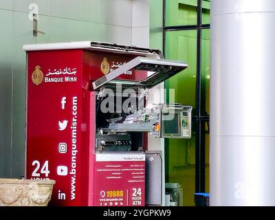 Cairo, Egitto, ottobre 29 2024: Manutenzione di Banque Misr Egypt Bank sportelli automatici ATM, un dispositivo elettronico di telecomunicazione, permettere fina Foto Stock