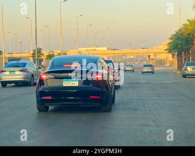 Cairo, Egitto, ottobre 31 2024: A black Tesla car on the Road, Tesla, Inc. È una multinazionale americana del settore automobilistico e dell'energia pulita Foto Stock