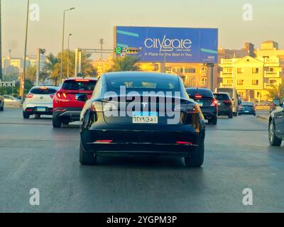 Cairo, Egitto, ottobre 31 2024: A black Tesla car on the Road, Tesla, Inc. È una multinazionale americana del settore automobilistico e dell'energia pulita Foto Stock