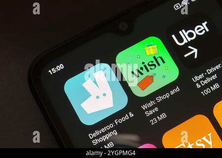 8 novembre 2024, Brasile. In questa immagine, il logo dell'app Deliveroo, Wish e Uber viene visualizzato sullo schermo di uno smartphone. Foto Stock