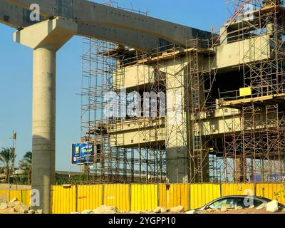 Giza, Egitto, ottobre 25 2024: Stazione della monorotaia di Giza in costruzione da appaltatori arabi con le colonne e i binari nel 26 luglio dell'asse Foto Stock