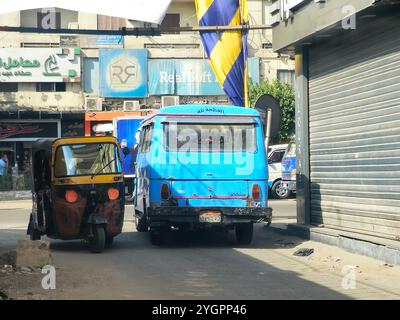 Cairo, Egitto, ottobre 28 2024: Il Cairo trasporta veicoli per passeggeri, minibus, microbus o minibus, un veicolo a motore che trasporta passeggeri Foto Stock