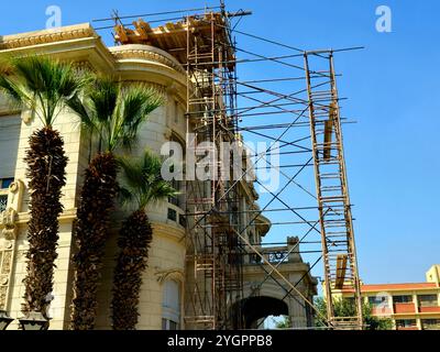 Cairo, Egitto, ottobre 28 2024: Impalcature sul sito di costruzione per miglioramenti e miglioramenti del Palazzo Zafaran, una roya egiziana Foto Stock