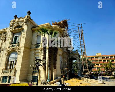 Cairo, Egitto, ottobre 28 2024: Impalcature sul sito di costruzione per miglioramenti e miglioramenti del Palazzo Zafaran, una roya egiziana Foto Stock