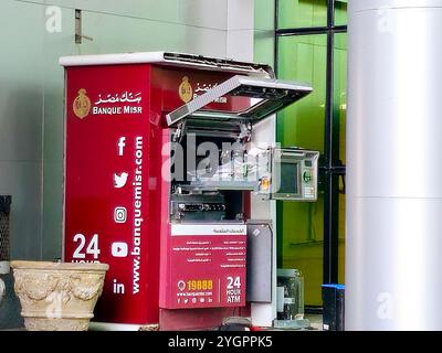 Cairo, Egitto, ottobre 29 2024: Manutenzione di Banque Misr Egypt Bank sportelli automatici ATM, un dispositivo elettronico di telecomunicazione, permettere fina Foto Stock