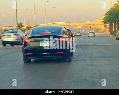 Cairo, Egitto, ottobre 31 2024: A black Tesla car on the Road, Tesla, Inc. È una multinazionale americana del settore automobilistico e dell'energia pulita Foto Stock