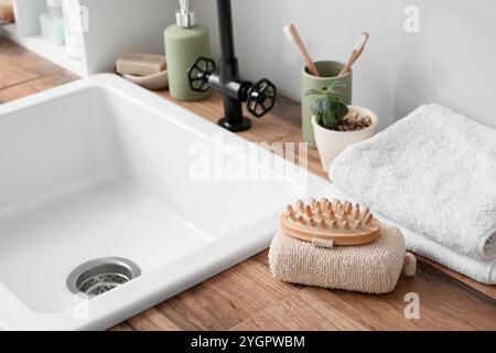 Accessori da bagno vicino al moderno lavandino in bagno Foto Stock