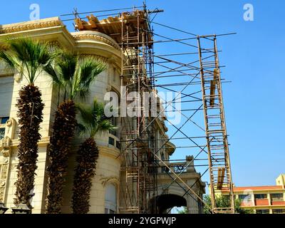 Cairo, Egitto, ottobre 28 2024: Impalcature sul sito di costruzione per miglioramenti e miglioramenti del Palazzo Zafaran, una roya egiziana Foto Stock