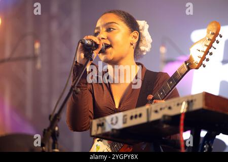 English Teacher, cantante Lily Fontaine, Leeds band, sul palco nel maggio 2024 Foto Stock