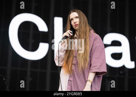 Florence Shaw cantante della band Dry Cleaning, che fa facce sul palco in un festival nel maggio 2024 Foto Stock