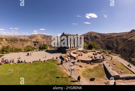 Vista aerea del famoso tempio pagano di Garni con colonnato ionico. Storico edificio di stile Greco situato sulla gola. Costruito nel i secolo d.C. dall'armeno k Foto Stock