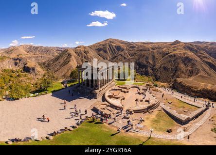 Vista aerea del famoso tempio pagano di Garni con colonnato ionico. Storico edificio di stile Greco situato sulla gola. Costruito nel i secolo d.C. dall'armeno k Foto Stock