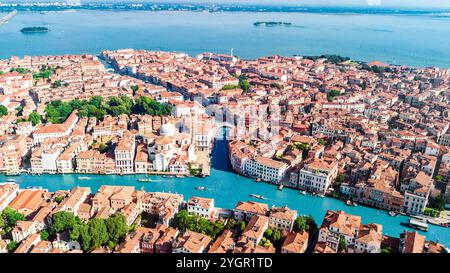 Vista aerea del Canal grande della città di Venezia, del paesaggio urbano dell'isola e della laguna veneziana dall'alto, Italia Foto Stock