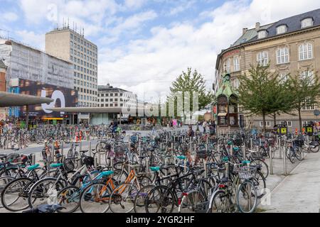 Parcheggio per biciclette per i ciclisti che lasciano le loro biciclette presso la stazione di Norreport, il più trafficato centro di Copehnagen, Danimarca Foto Stock