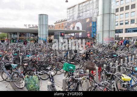 Parcheggio per biciclette per i ciclisti che lasciano le loro biciclette presso la stazione di Norreport, il più trafficato centro di Copehnagen, Danimarca Foto Stock