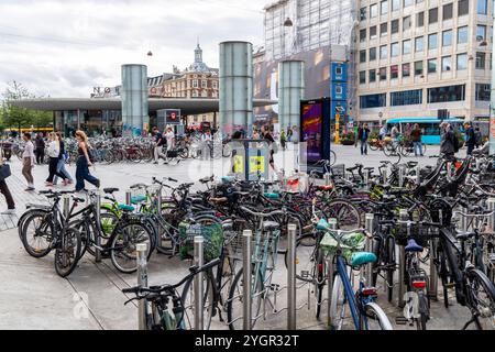 Parcheggio per biciclette per i ciclisti che lasciano le loro biciclette presso la stazione di Norreport, il più trafficato centro di Copehnagen, Danimarca Foto Stock