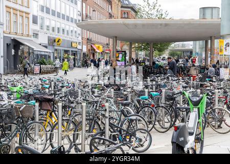 Parcheggio per biciclette per i ciclisti che lasciano le loro biciclette presso la stazione di Norreport, il più trafficato centro di Copehnagen, Danimarca Foto Stock