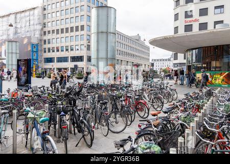 Parcheggio per biciclette per i ciclisti che lasciano le loro biciclette presso la stazione di Norreport, il più trafficato centro di Copehnagen, Danimarca Foto Stock