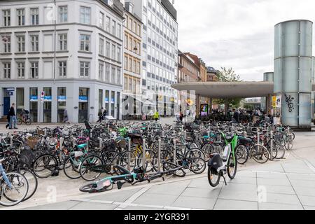 Parcheggio per biciclette per i ciclisti che lasciano le loro biciclette presso la stazione di Norreport, il più trafficato centro di Copehnagen, Danimarca Foto Stock