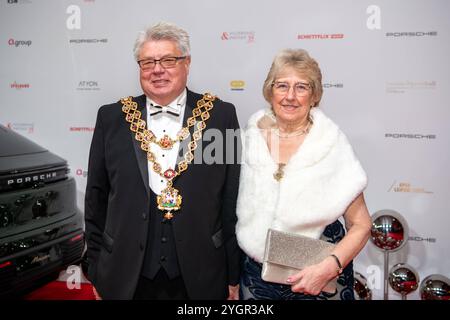 Lipsia - 29. Leipziger Opernball auf dem Augustusplatz 08.11.2024 Leipzig, Augustusplatz Oper Leipzig Im foto: Ken Wood, Bürgermeister von Birmingham mit Frau am 8. Novembre 2024 findet in der Oper Leipzig der 29. Leipziger Opernball statt. Dazu sind erneut Dutzende nationale und internationale Stars eingeladen. Leipzig Oper Leipzig Sachsen Deutschland *** Leipzig 29 Leipzig Opera Ball on Augustusplatz 08 11 2024 Leipzig, Augustusplatz Opera Leipzig nella foto Ken Wood, sindaco di Birmingham con sua moglie l'8 novembre 2024, il Leipzig Opera Ball 29 si svolgerà presso Leipzig Opera Once aga Foto Stock