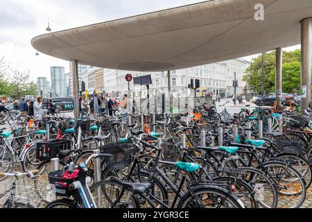 Parcheggio per biciclette per i ciclisti che lasciano le loro biciclette presso la stazione di Norreport, il più trafficato centro di Copehnagen, Danimarca Foto Stock