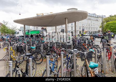 Parcheggio per biciclette per i ciclisti che lasciano le loro biciclette presso la stazione di Norreport, il più trafficato centro di Copehnagen, Danimarca Foto Stock