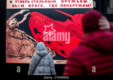 Mosca, Russia. 8 novembre 2024. La gente guarda le attrezzature militari sovietiche dell'era della seconda guerra mondiale in un museo all'aperto nella Piazza Rossa, dedicato alla storia della difesa di Mosca, Russia. L'esposizione segna il 83° anniversario della storica Parata della Piazza Rossa del 7 novembre 1941, quando le truppe dell'Armata Rossa stavano partendo per le prime linee della seconda guerra mondiale per difendere Mosca dalle forze naziste. Crediti: Nikolay Vinokurov/Alamy Live News Foto Stock