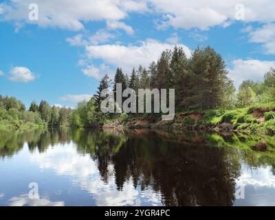 Esplorando la bellezza remota del fiume Volga superiore in Russia Foto Stock