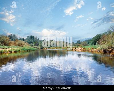 Esplorando la bellezza remota del fiume Volga superiore in Russia Foto Stock