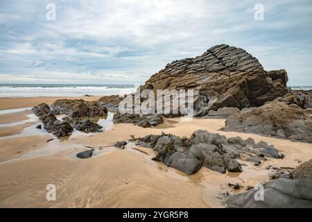 Rockpools nella sabbia di Sandymouth in Cornovaglia a metà novembre Foto Stock