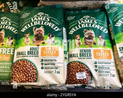 Sacchetti di pellet di tacchino e riso per cani di piccola razza, in vendita presso il centro giardino Foto Stock