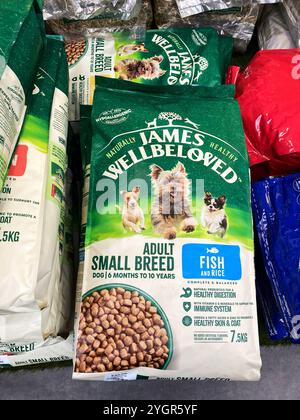 Sacchetti di pellet di pesce e riso per cani di piccola razza, in vendita presso il centro giardino Foto Stock