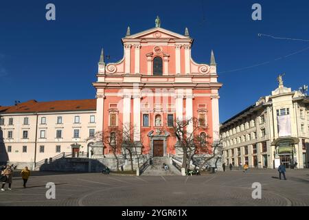 Lubiana: Piazza Preseren (Preseren trg), con la Chiesa francescana dell'Annunciazione e la Galleria dell'Emporio. Slovenia Foto Stock