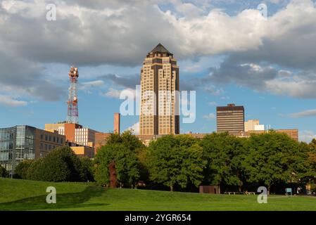 Des Moines, Iowa - Stati Uniti - 16 settembre 2024: Edifici del centro in un bellissimo pomeriggio estivo a Des Moines, Iowa, USA. Foto Stock