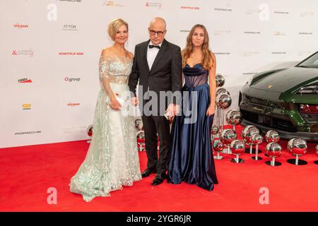 Lipsia - 29. Leipziger Opernball auf dem Augustusplatz 08.11.2024 Lipsia, Augustusplatz Oper Leipzig Im foto: Andrea Kathrin Loewig, Schauspielerin mit Ehemann Andreas Thiele und Tochter Josephine Emilia Loewig AM 8. Novembre 2024 findet in der Oper Leipzig der 29. Leipziger Opernball statt. Dazu sind erneut Dutzende nationale und internationale Stars eingeladen. Lipsia Oper Leipzig Sachsen Deutschland *** Lipsia 29 Leipzig Opera Ball on Augustusplatz 08 11 2024 Lipsia, Augustusplatz Opera Leipzig nella foto Andrea Kathrin Loewig, attrice con marito Andreas Thiele e figlia Josephi Foto Stock