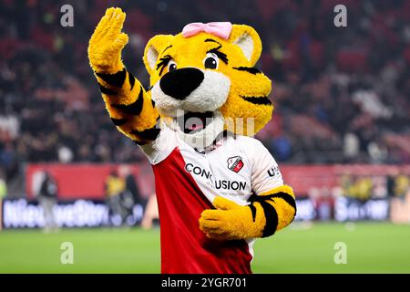 Utrecht, Paesi Bassi. 8 novembre 2024. UTRECHT, PAESI BASSI - 8 NOVEMBRE: La mascotte Tigergirl del FC Utrecht ondata alla folla prima dell'incontro olandese Eredivisie tra FC Utrecht e Heracles Almelo allo Stadion Galgenwaard l'8 novembre 2024 a Utrecht, Paesi Bassi. (Foto di Ben Gal/Orange Pictures) credito: Orange Pics BV/Alamy Live News Foto Stock