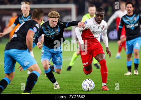 Utrecht, Paesi Bassi. 8 novembre 2024. UTRECHT, PAESI BASSI - 8 NOVEMBRE: Yoann Cathline dell'FC Utrecht combatte per il possesso con Jan Zamburek dell'Heracles Almelo durante l'incontro olandese Eredivisie tra FC Utrecht e Heracles Almelo allo Stadion Galgenwaard l'8 novembre 2024 a Utrecht, Paesi Bassi. (Foto di Ben Gal/Orange Pictures) credito: Orange Pics BV/Alamy Live News Foto Stock