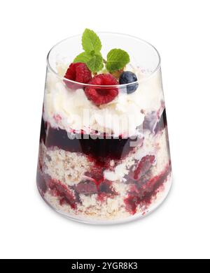 Gustoso dessert trifle. Frutti di bosco, torta di spugne e panna montata in vetro isolata su bianco Foto Stock