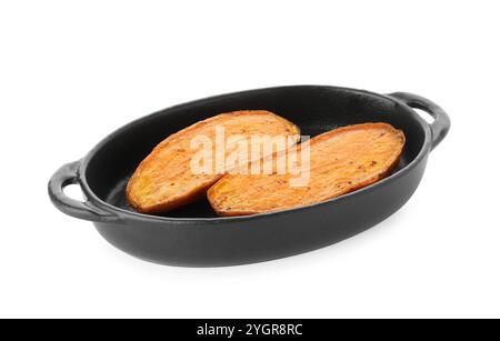 Metà di gustose patate dolci cotte in piatto da forno isolato su bianco Foto Stock