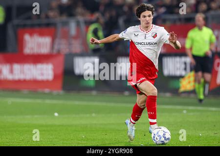 Utrecht, Paesi Bassi. 8 novembre 2024. UTRECHT, PAESI BASSI - 8 NOVEMBRE: Paxten Aaronson del FC Utrecht corre con il pallone durante la partita olandese Eredivisie tra FC Utrecht e Heracles Almelo allo Stadion Galgenwaard l'8 novembre 2024 a Utrecht, Paesi Bassi. (Foto di Ben Gal/Orange Pictures) credito: Orange Pics BV/Alamy Live News Foto Stock