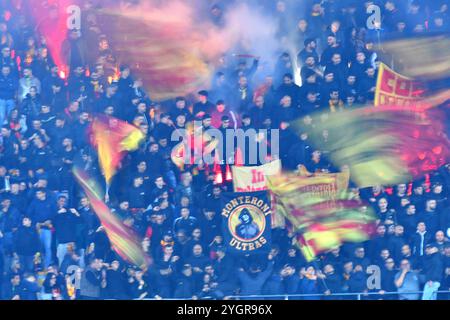 Lecce, Italia. 8 novembre 2024. Tifosi e tifosi del Lecce AMERICANO durante la partita di calcio di serie A Enilive tra US Lecce e Empoli FC allo stadio via del Mare di Lecce, Italia, venerdì 8 novembre 2024. (Immagine di credito: © Giovanni Evangelista/LaPresse) credito: LaPresse/Alamy Live News Foto Stock